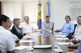 O governador Eduardo Riedel e o secretário Jaime Verruck em reunião com membros do sindicato de transporte estadual. (Foto: Saul Schramm/Governo do Estado)