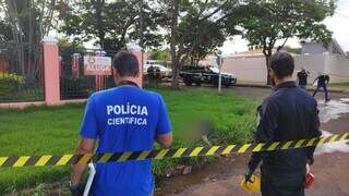 Corpo de Samuel caído em calçada de casa na Rua Alemanha. (Foto: Adilson Domingos)