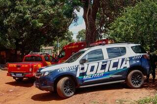 Viaturas do Corpo de Bombeiros e da Polícia Militar no local do esfaqueamento (Foto: Alex Machado)