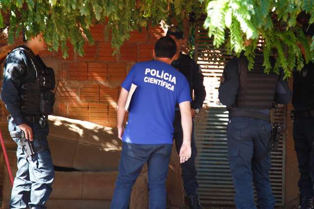 Corpo &eacute; encontrado carbonizado em terreno baldio