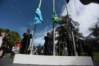 Em cerimônia da Assembleia Legislativa, nesta última semana, governador Eduardo Riedel hasteou a bandeira de Mato Grosso do Sul. (Foto: Marcos Maluf/Arquivo)