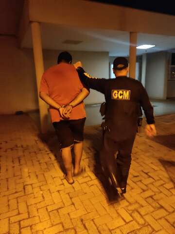Crian&ccedil;a pede socorro enquanto m&atilde;e era espancada e GM prende padrasto