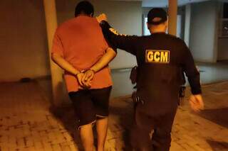 Crian&ccedil;a pede socorro enquanto m&atilde;e era espancada e GM prende padrasto