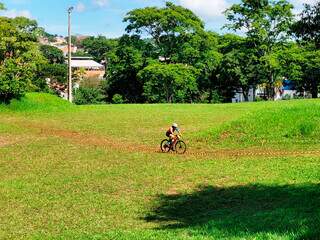 Grama molhada foi o maior desafio dos ciclistas que participaram da competiação. (Foto: Gabriel de Matos)