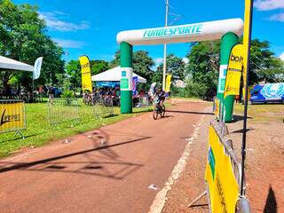 Atleta passando por portal da Fundesporte durante a percurso do Tour das Matas. (Foto: Gabriel de Matos) 