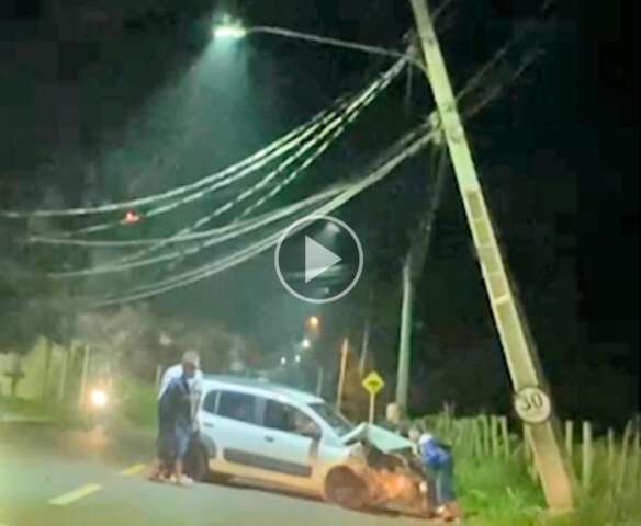 Poste fica &quot;pendurado&quot; ap&oacute;s colis&atilde;o no Jardim Semin&aacute;rio