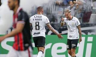 Roger Guedes e Renato Augusto comemoram gol. (Foto: Divulgação/Corinthians)