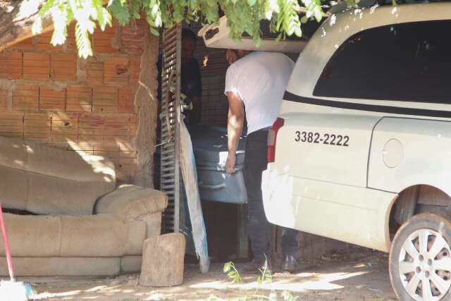 Homem encontrado carbonizado foi morto a golpes de foice e enrolado em colch&atilde;o