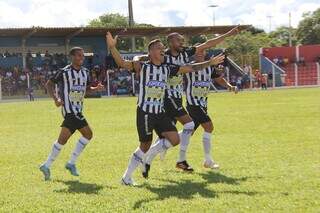 Jogadores do Operário comemorando gol na estreia da competição (Foto: Anderson Ramos)