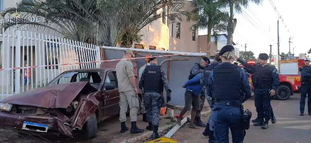Ladr&otilde;es roubam carro no Aero Rancho e colidem contra ponto de &ocirc;nibus