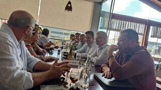 Prefeitos do PP e a senadora Tereza Cristina durante almoço no Restaurante La In Casa, em Campo Grande. (Foto: Direto das Ruas) 