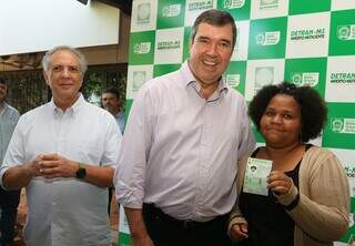 Kethelly junto com o governador Eduardo Riedel e o presidente do Detran-MS, Rudel (Foto: Divulgação/Detran)
