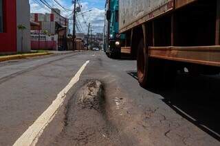 Avenida Mascarenhas de Moraes é rota de caminhões e tem ondulação no asfalto. (Foto: Henrique Kawaminami)