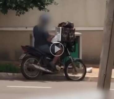 "Inaceitável": motoboy é filmado abrindo e comendo marmitas de clientes
