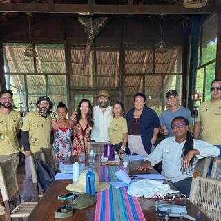 Ingra (vestido florido) ao lado de Almir Sater (camisa branca), com produtores da série filmada no Pantanal. (Foto: Assessoria)