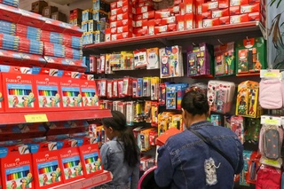 Pais com filhos fazendo compras de material no Centro de Campo Grande. (Foto: Henrique Kawaminami/Arquivo/Campo Grande News)