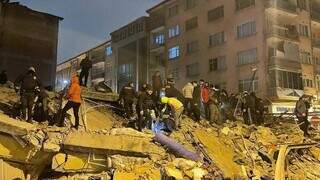 Estragos causados em cidade na região afetada; terremotos atingiram Turquia e Síria. (Foto: Reprodução/Getty Images)