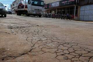 Asfalto ressequido na Avenida Mascarenhas de Moraes. (Foto: Henrique Kawaminami)