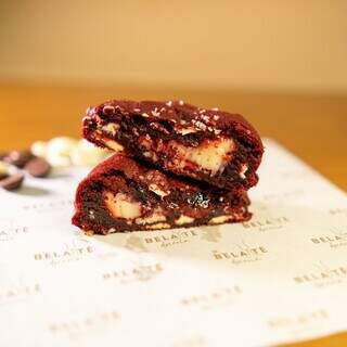 Cookie de red velvet recheado com chocolate. (Foto: Arquivo pessoal)
