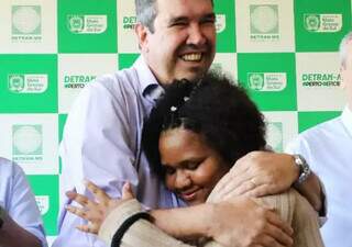 Tiedel abraça mulher que recebeu a primeira CNH social, mas apenas com fotografo do Governo para registrar. (Foto: Assessoria)