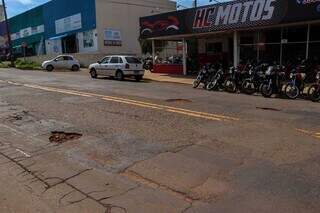 Buracos na Avenida Mascarenhas de Moraes, no Bairro Monte Castelo. (Foto: Henrique Kawaminami)