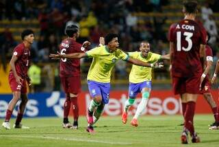 O meio-campista Andrey comemora gol em jogo anterior, contra a Colômbia. (Foto: Divulgação/CBF)