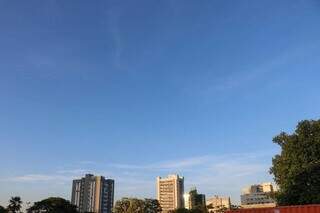 Céu claro em Campo Grande nesta segunda-feira. (Foto: Henrique Kawaminami)