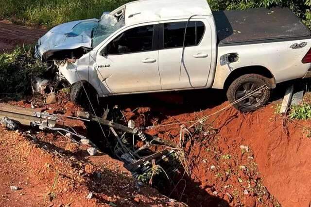 Motorista perde controle, caminhonete cai em vala e duas pessoas ficam feridas 