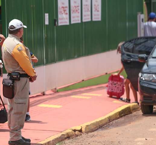S&oacute; quando a fiscaliza&ccedil;&atilde;o aparece, pais desistem de criar fila dupla em escolas 
