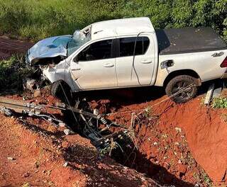 Motorista perde controle, caminhonete cai em vala e duas pessoas ficam feridas 