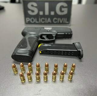 Pistola e munições apreendidas com o ex-servidor que agrediu a esposa. (Foto: Divulgação | PCMS)