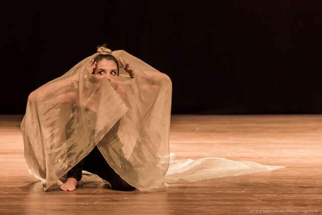 Espetáculo que une dança e teatro resgata questões e mazelas do feminino 