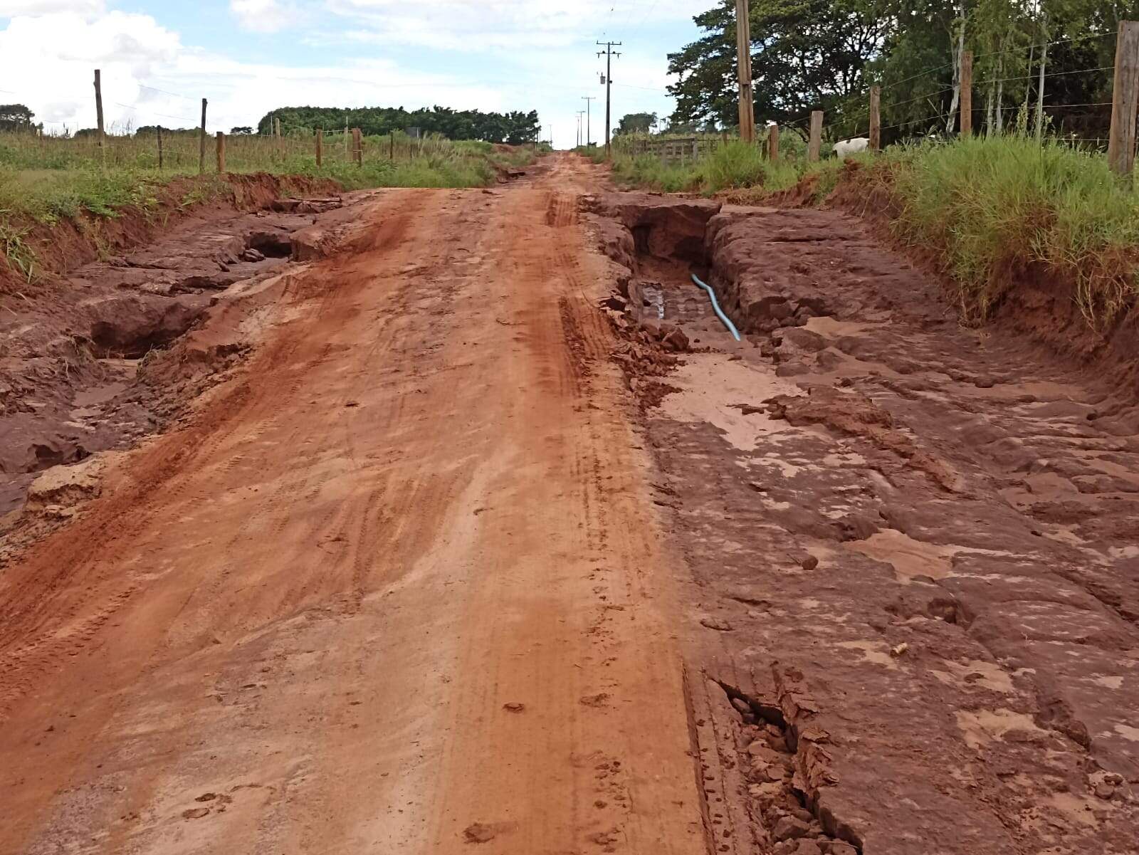 Chuvas recorrentes causam erosões e acúmulo de lama em estradas rurais 