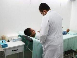Médico durante atendimento ao paciente. (Foto: Arquivo/Campo Grande News)