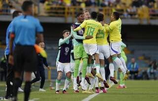 Jogadores do Brasil comemoram a vítoria contra o Paraguai. (Foto: Reprodução/@CBF_Futebol no Twitter