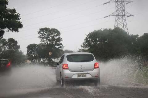 Chuva alaga Avenida Ministro João Arinos e causa lentidão no trânsito 