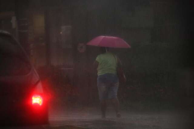 Dia amanhece chuvoso, com alerta de tempestade e ventos de at&eacute; 100 km/h