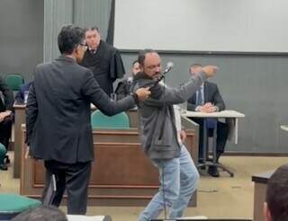 Agente penal mostra como apontou arma, durante seu primeiro júri. (Foto/Reprodução)