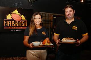 Casal de empresários, Natália e João tem como meta servir lanches de qualidade incomparável. (Foto: Alex Machado)