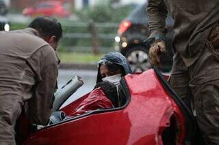 Bombeiro teve que cortar o teto do carro para retirar motorista (Foto: Marcos Maluf) 