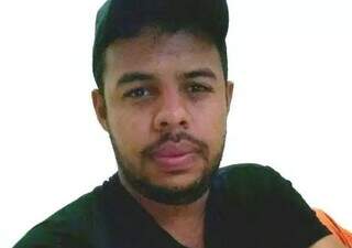 Adilson, que morreu com tiro no tórax, em foto de rede social. (Foto/Reprodução)