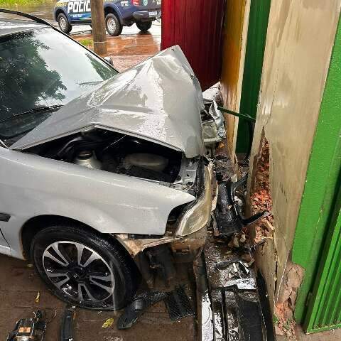 Em cruzamento com &quot;Pare&quot; ignorado, carro abre buraco em muro