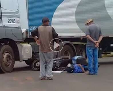 Ao realizar convers&atilde;o, motociclista colide em carreta na Avenida Guaicurus