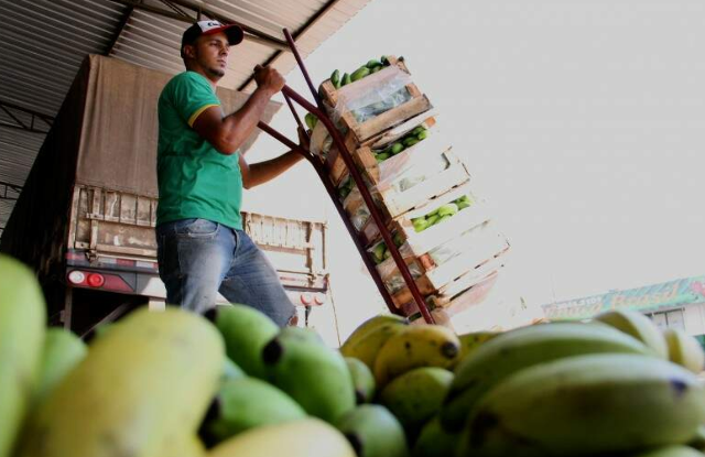 Para pagar cesta b&aacute;sica, trabalhador precisa &ldquo;ralar&rdquo; 125 horas 