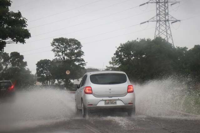 Chuva alaga Avenida Ministro Jo&atilde;o Arinos e causa lentid&atilde;o no tr&acirc;nsito 