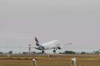Avião da Latam decolando do Aeroporto de Campo Grande. (Foto: Marcos Maluf/Arquivo)