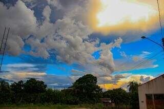 Sol tímido após dia de chuva em Campo Grande na semana passada. (Foto: Alex Machado)