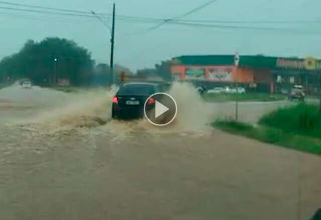 Temporal alaga rua e moradores reclamam de obra malfeita no Nova Campo Grande 