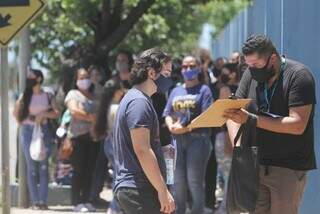 Estudantes formam fila na frente de um dos locais de prova do Enem 2022. (Foto: Marcos Maluf/Campo Grande News)