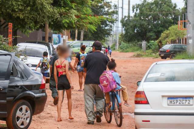 No 1&ordm; dia da Reme, alunos deixam escola sem uniforme e material escolar